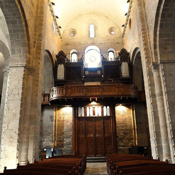 La Seu d'Urgell.- Catedral de Santa Maria, S. XII – Vista del fons de les naus separades per arcs de mig punt. La central coberta amb volta de canó i les laterals per voltes d’aresta (3/2025)