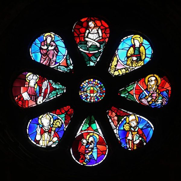 La Seu d'Urgell.- Catedral de Santa Maria, S. XII – Rosetó de l’absis principal de vitralls de colors amb imatges religioses (3/2025)