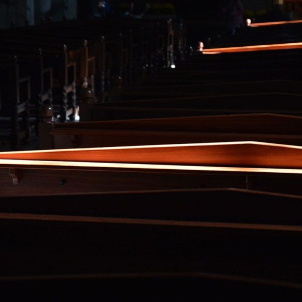 La Seu d'Urgell.- Catedral de Santa Maria, S. XII – Joc de llums dels bancs de la nau central (10/2015)