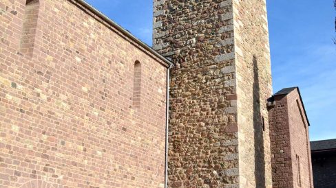 La Seu d’Urgell.- Església romànica de Sant Miquel (Abans S. Pere), S. XI – Façana principal amb la porta adovellada d’arc de mig punt i el campanar de planta quadrada (11/2015)