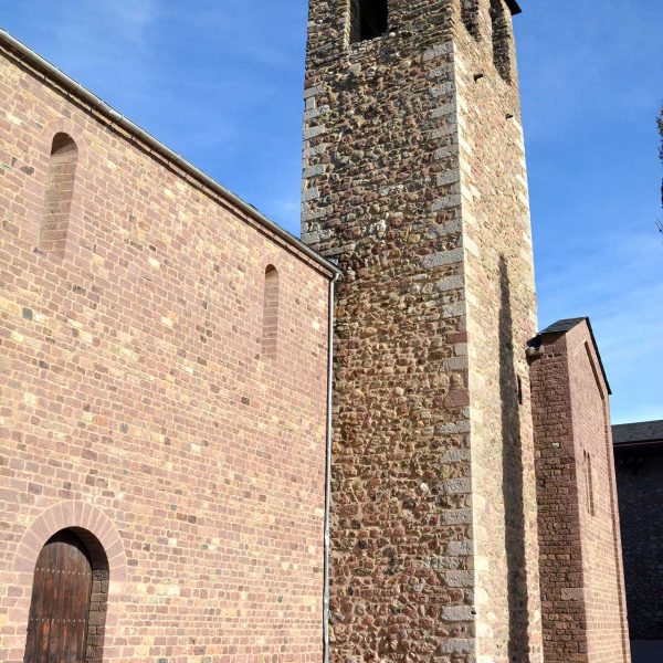 La Seu d’Urgell.- Església romànica de Sant Miquel (Abans S. Pere), S. XI – Façana principal amb la porta adovellada d’arc de mig punt i el campanar de planta quadrada (11/2015)