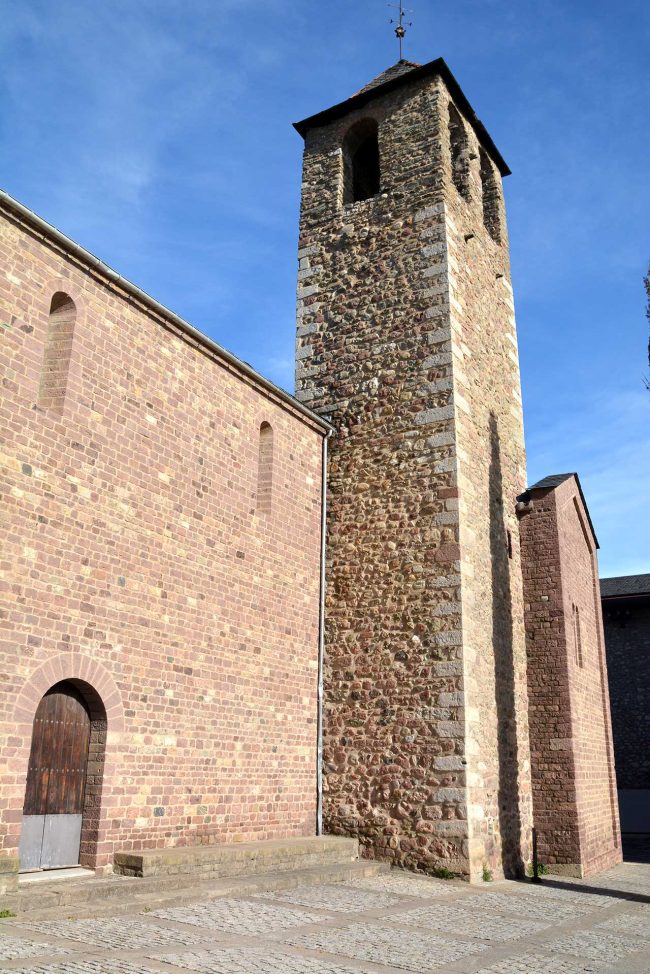 La Seu d’Urgell.- Església romànica de Sant Miquel (Abans S. Pere), S. XI – Façana principal amb la porta adovellada d’arc de mig punt i el campanar de planta quadrada (11/2015)