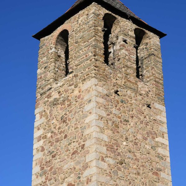 La Seu d’Urgell.-Església romànica de Sant Miquel (Abans S. Pere), S. XI - Campanar de planta quadrada amb cinc obertures, una per cada banda excepte la sud amb dues (2/2025)