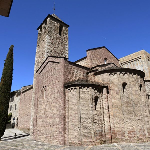 La Seu d’Urgell.- Església romànica de Sant Miquel, S. XI – Vista posterior dels absis amb obertures de doble esqueixada d’arc de mig punt. El central amb tres i els laterals una (4/2025)