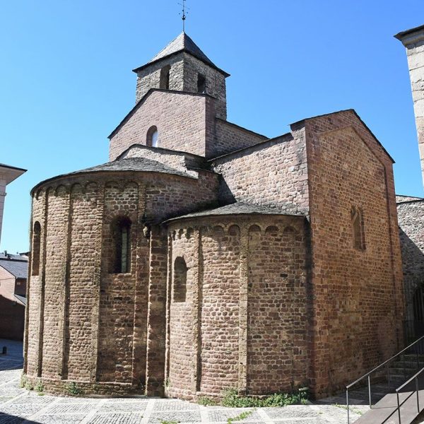 La Seu d’Urgell.- Església romànica de Sant Miquel, S. XI – Vista posterior amb tres absis semicirculars decorats amb arcuacions llombardes i lesenes (4/2025)