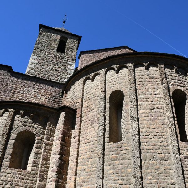 La Seu d’Urgell.- Església romànica de Sant Miquel, S. XI – Vista posterior dels absis amb obertures de doble esqueixada d’arc de mig punt. El central amb tres i els laterals una (4/2025)