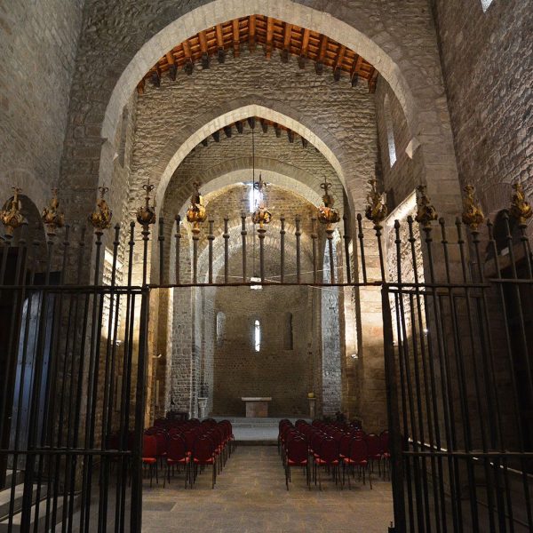 La Seu d’Urgell.- Església romànica de Sant Miquel, S. XI d’una nau de planta de creu llatina i transsepte coberta amb un embigat de fusta suportada per tres arcs apuntats (10/2015)