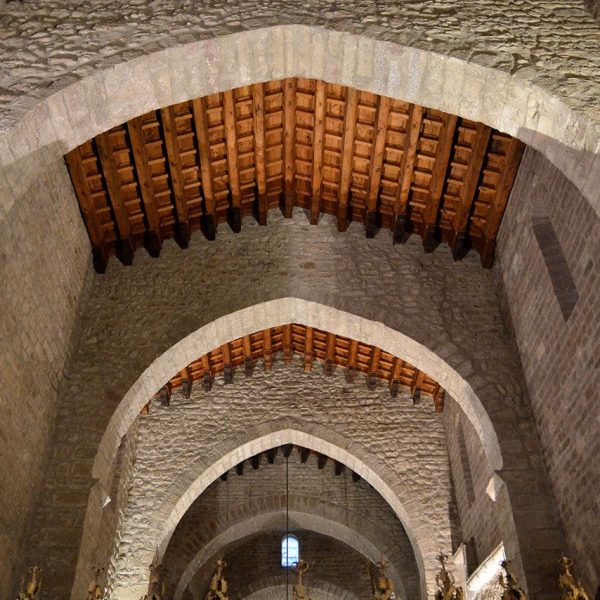 La Seu d’Urgell.- Església romànica de Sant Miquel, S. XI – Coberta de fusta a dues vessants de la nau principal sostingudes per tres arcs apuntats (11/2015)
