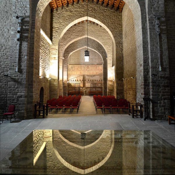La Seu d’Urgell.- Església romànica de Sant Miquel, S. XI – Vista dels peus de la nau amb l’ara de l’altar del S. XI en primer terme que era el que hi havia a la catedral fins el S. XX (10/2015)