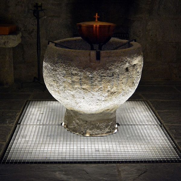 La Seu d'Urgell.- Catedral de Santa Maria, S. XII – Pica baptismal romànica del S. XII/XIII de pedra i forma semiesfèrica sobre un peu circular (11/2015)