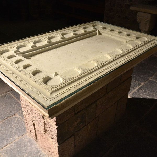 La Seu d’Urgell.- Església romànica de Sant Miquel, S. XI – Ara d’altar de marbre blanc del l S. XI decorada amb lòbuls semicirculars i de ferradura (11/2015)