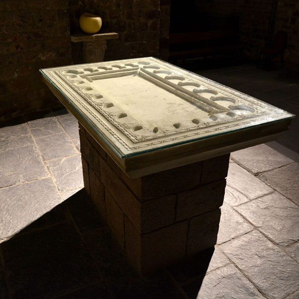 La Seu d’Urgell.- Església romànica de Sant Miquel, S. XI – Ara d’altar de marbre blanc del l S. XI decorada amb lòbuls semicirculars i de ferradura (11/2015)