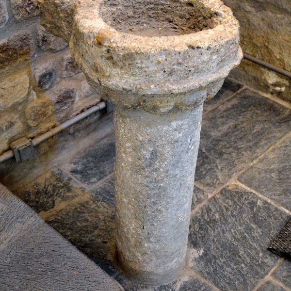 La Seu d’Urgell.- Església romànica de Sant Miquel, S. XI – Pica beneitera semiesfèrica decorada amb una anella i lobulada per la base sobre un fust circular (10/2015)