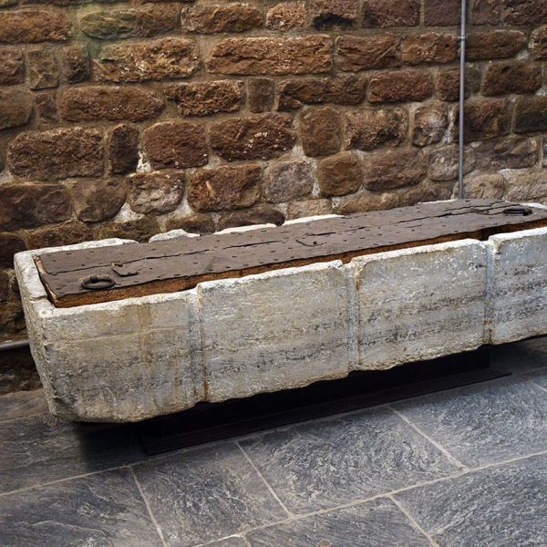 La Seu d’Urgell.- Església romànica de Sant Miquel, S. XI – Caixa de pedra rectangular coberta amb una tapa folrada de ferro que sembla haver tingut funcions de caixa forta (4/2022)