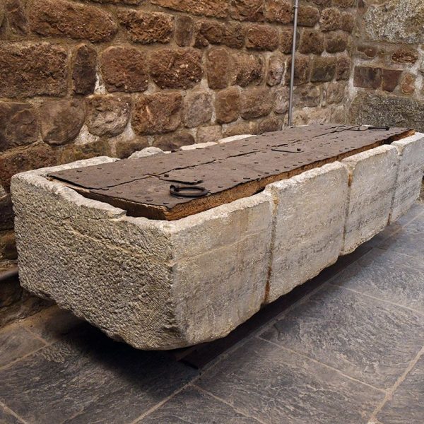 La Seu d’Urgell.- Església romànica de Sant Miquel, S. XI – Caixa de pedra rectangular coberta amb una tapa folrada de ferro que sembla haver tingut funcions de caixa forta (4/2022)