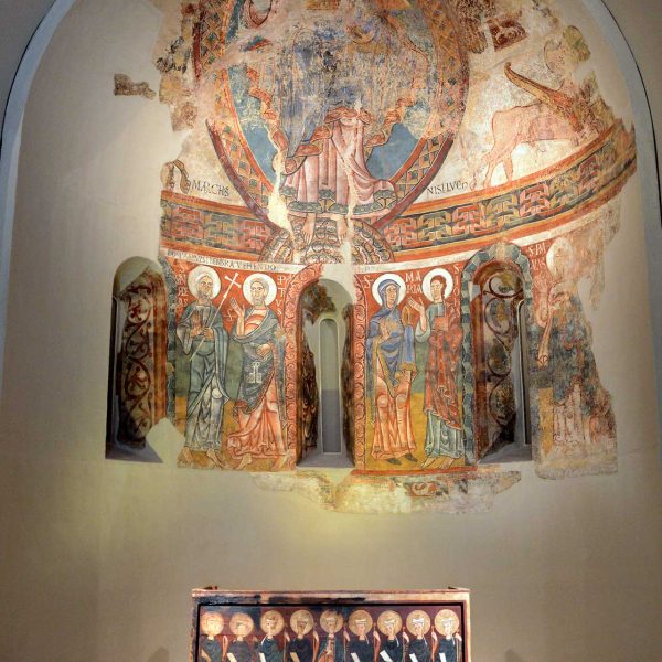 La Seu d’Urgell.- Església de S. Miquel – Pintures murals romàniques de l’absis, S. XII amb la imatge de la Majestas Domini rodejada pels evangelistes i sants (MNAC) (4/2017)