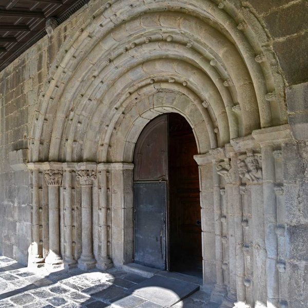 La Seu d’Urgell.- Catedral de Santa Maria, S. XII – Portalada romànica d’arquivoltes en degradació sustentades per columnes que comunica l’església amb el claustre (10/2015)