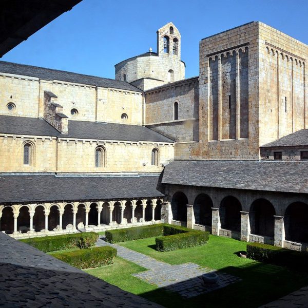 La Seu d’Urgell.- Catedral de Santa Maria, S. XII – Claustre del S. XIII de quatre galeries, tres romàniques i la quarta neoclàssica del XVII. Destaca per la decoració dels capitells (10/2015)