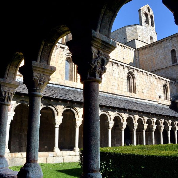 La Seu d’Urgell.- Catedral de Santa Maria, S. XII – Claustre del S. XIII de quatre galeries, tres romàniques i la quarta neoclàssica del XVII. Destaca per la decoració dels capitells (10/2015)