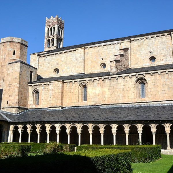 La Seu d’Urgell.- Catedral de Santa Maria, S. XII – Claustre del S. XIII de quatre galeries, tres romàniques i la quarta neoclàssica del XVII. Destaca per la decoració dels capitells (10/2015)