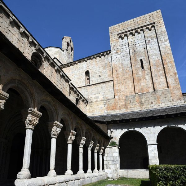 La Seu d’Urgell.- Catedral de Santa Maria, S. XII – Claustre del S. XIII destacable per la decoració dels capitells. A la dreta veiem la torre de Sant Just i l la galeria del S. XVII (4/2022)