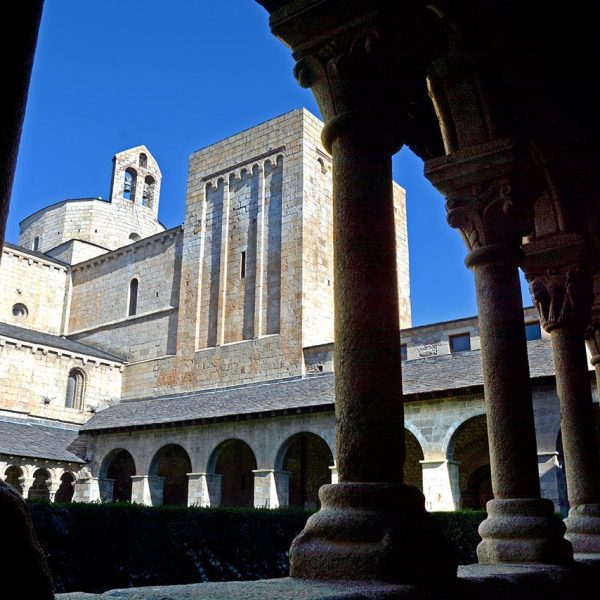 La Seu d’Urgell.- Catedral de Santa Maria, S. XII – Claustre del S. XIII destacable per la decoració dels capitells. Al centre veiem la torre quadrada de Sant Just (10/2015