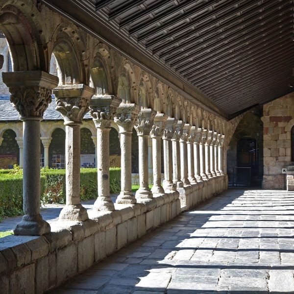 La Seu d’Urgell.- Catedral de Santa Maria, S. XII – Galeria septentrional del claustre romànic del S. XIII cobert amb fusta motllurada (10/2015)