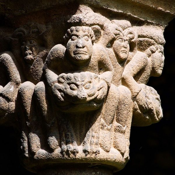 La Seu d’Urgell.- Catedral de Santa Maria, S. XII – Un dels 51 capitells que completen el claustre decorats amb figures humanes, animals, monstres o motius vegetals (5/2003)