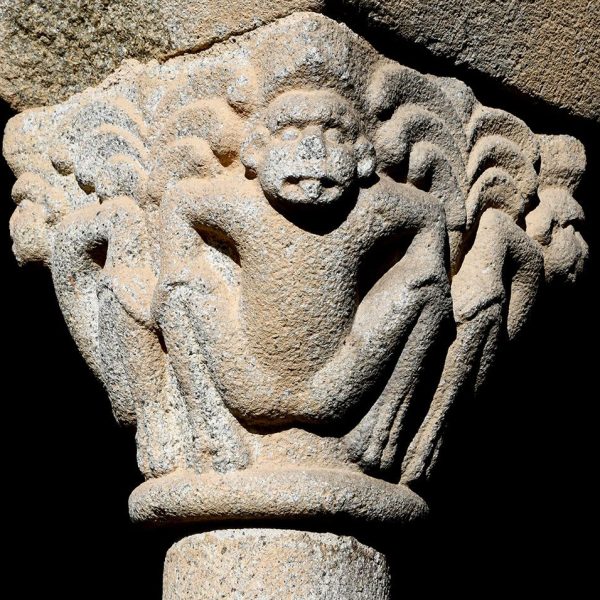 La Seu d’Urgell.- Catedral de Santa Maria, S. XII – Un dels 51 capitells que completen el claustre decorats amb figures humanes, animals, monstres o motius vegetals (2/2025)