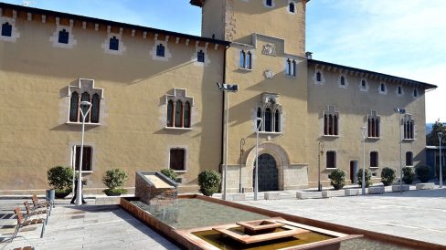 La Seu d’Urgell.- Palau Episcopal d’origen antic reformat en el S. XV, refet en el S. XIX i reformat l’any 1975. L’edifici es presenta com una fortalesa amb una torre central (11/2015)