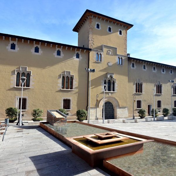 La Seu d’Urgell.- Palau Episcopal d’origen antic reformat en el S. XV, refet en el S. XIX i reformat l’any 1975. L’edifici es presenta com una fortalesa amb una torre central (11/2015)