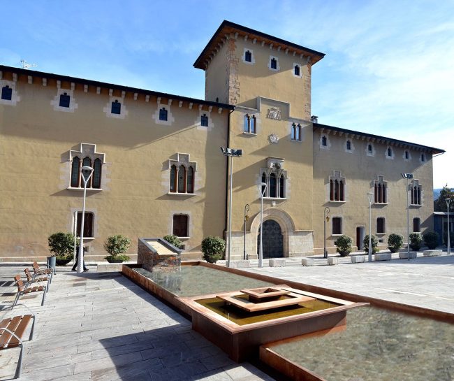 La Seu d’Urgell.- Palau Episcopal d’origen antic reformat en el S. XV, refet en el S. XIX i reformat l’any 1975. L’edifici es presenta com una fortalesa amb una torre central (11/2015)