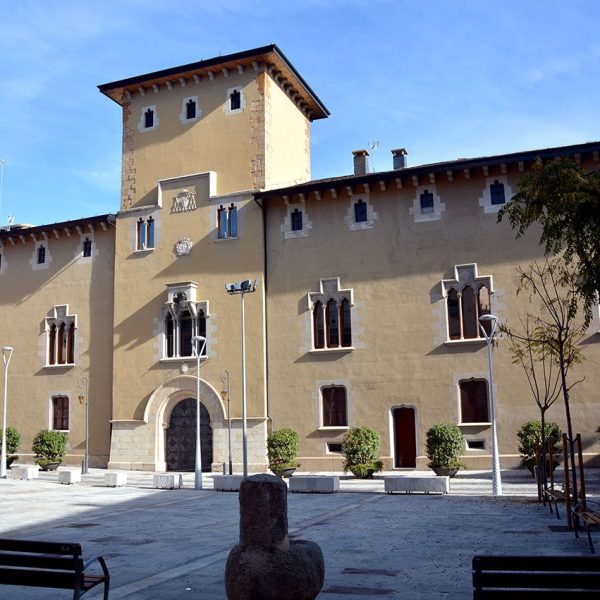 els bisbats de Caixal i Casañas sobre el palau medieval (11/2015)