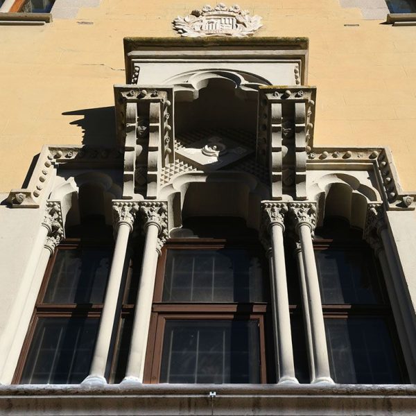 La Seu d’Urgell.- Palau Episcopal refet en el S. XIX – Finestra gòtica configurada com un templet amb un cos central suportat per columnetes que sostenen un entaulament (2/2025