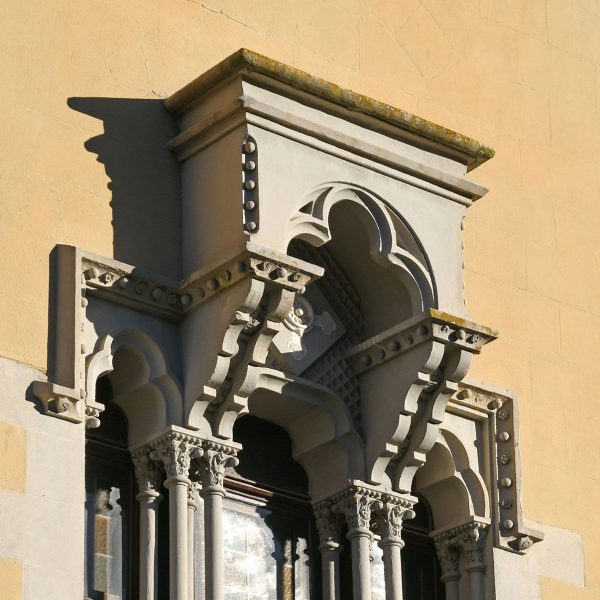 La Seu d’Urgell.- Palau Episcopal refet en el S. XIX – Finestra gòtica configurada com un templet amb un cos central suportat per columnetes que sostenen un entaulament (2/2025