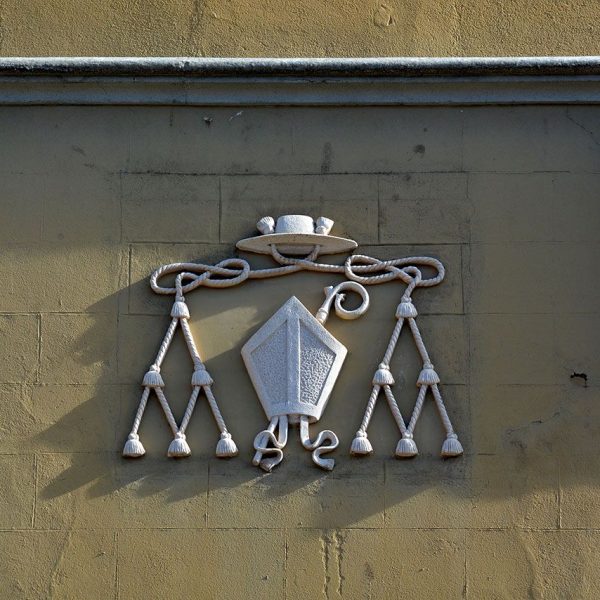 La Seu d’Urgell.- Palau Episcopal refet en el S. XIX – Escut episcopal ubicat a la torre central emmarcat per una motllura (11/2015)