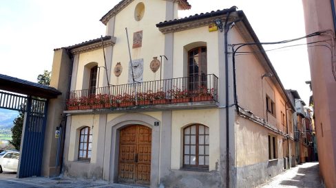 La Seu d’Urgell.- Antic Jutjat, palau neoclàssic de finals del S. XIX que ha tingut varis usos; Casa d’orfres, escoles i jutjat des de 1971 fins 2007 en que va quedar sense activitat (11/2015)