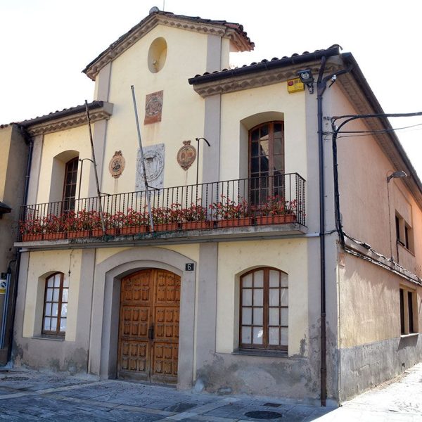 La Seu d’Urgell.- Antic Jutjat, palau neoclàssic de finals del S. XIX que ha tingut varis usos; Casa d’orfres, escoles i jutjat des de 1971 fins 2007 en que va quedar sense activitat (11/2015)