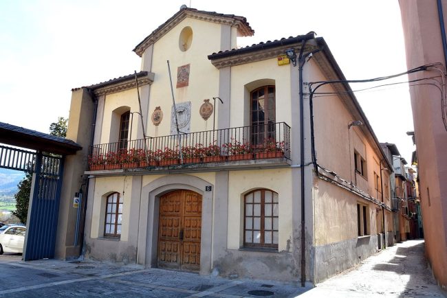 La Seu d’Urgell.- Antic Jutjat, palau neoclàssic de finals del S. XIX que ha tingut varis usos; Casa d’orfres, escoles i jutjat des de 1971 fins 2007 en que va quedar sense activitat (11/2015)