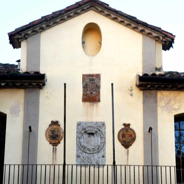 La Seu d’Urgell.- Antic Jutjat, palau neoclàssic de finals del S. XIX. A la façana es troben varis escuts, en el superior es pot llegir: “Franciscus Dueña et Cisnerus (Episcopus Urgellensis) (3/2025)