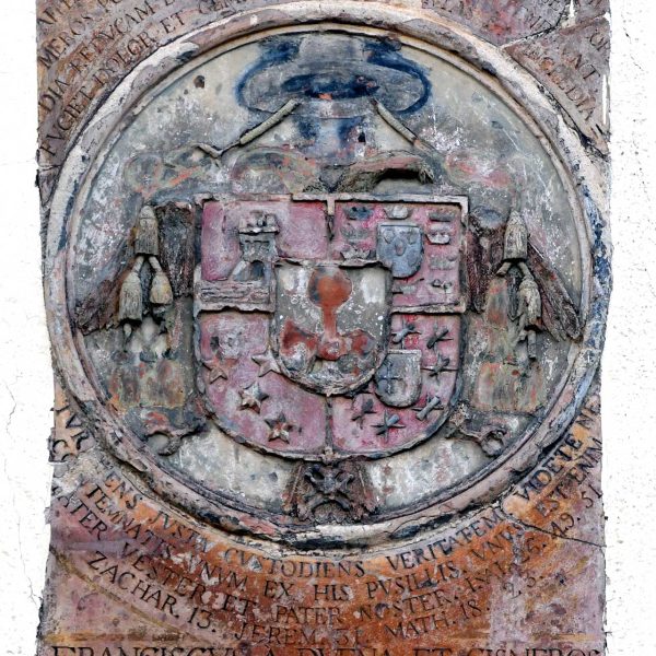 La Seu d’Urgell.- Antic Jutjat, palau neoclàssic de finals del S. XIX – Escut episcopal de la façana on destaca el nom “Franciscus Dueña et Cisnerus (Episcopus Urgellensis)” (3/2025)