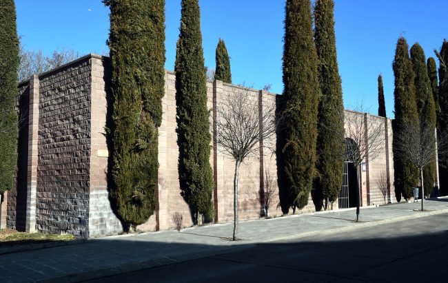 La Seu d’Urgell.- Claustre Lluís Racionero inaugurat de l’any 1990 de planta quadrada on destaquen els capitells esculturats per Manuel Cusachs (2/2025)