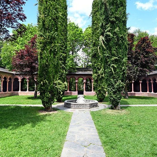 La Seu d’Urgell.- Claustre Lluís Racionero inaugurat de l’any 1990 de planta quadrada on destaquen els capitells esculturats per Manuel Cusachs (5/2025)