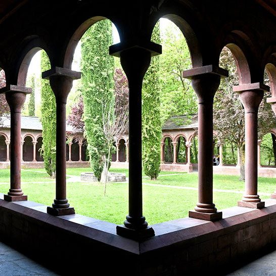 La Seu d’Urgell.- Claustre Lluís Racionero inaugurat de l’any 1990 de planta quadrada en el que destaquen els capitells moderns inspirat en els claustres romànics (5/2025)