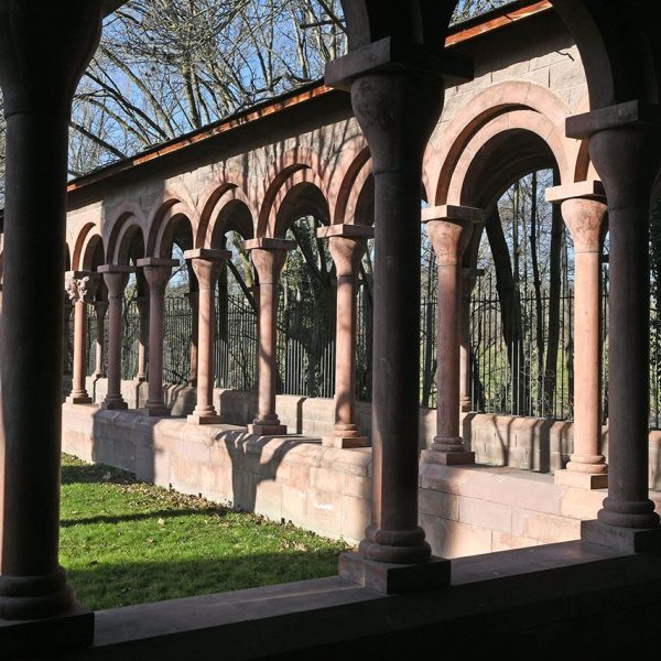 La Seu d’Urgell.- Claustre Lluís Racionero inaugurat de l’any 1990 de planta quadrada en el que destaquen els capitells moderns inspirat en els claustres romànics (2/2025)