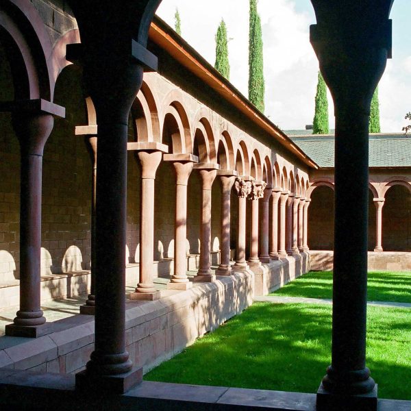 La Seu d’Urgell.- Claustre Lluís Racionero inaugurat de l’any 1990 construït per l’Incasol. Els capitells inacabats son obra de Manuel Cusachs amb referents contemporanis (9/2003)