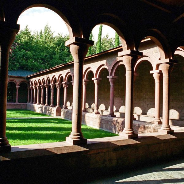 La Seu d’Urgell.- Claustre Lluís Racionero inaugurat de l’any 1990 construït per l’Incasol. Els capitells inacabats son obra de Manuel Cusachs amb referents contemporanis (9/2003)