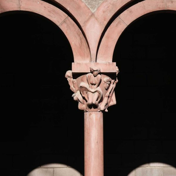 La Seu d’Urgell.- Claustre Lluís Racionero en el que destaquen personatges emblemàtics del S. XX - Capitell dedicat a Marilyn Monroe (3/2025)