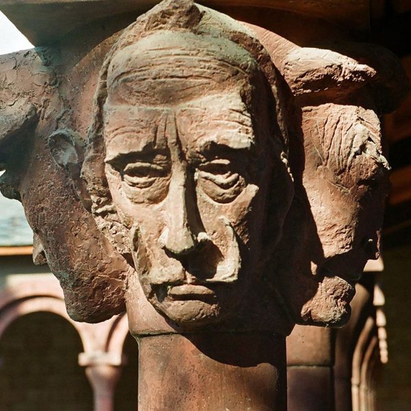 La Seu d’Urgell.- Claustre Lluís Racionero en el que destaquen personatges emblemàtics del S. XX - Capitell dedicat a Salvador Dalí (9/2003)