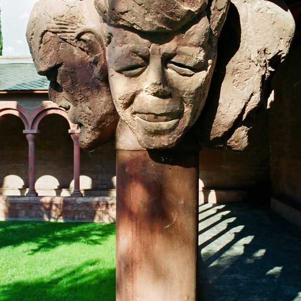 La Seu d’Urgell.- Claustre Lluís Racionero en el que destaquen personatges emblemàtics del S. XX - Capitell dedicat a Kennedy (9/2003)